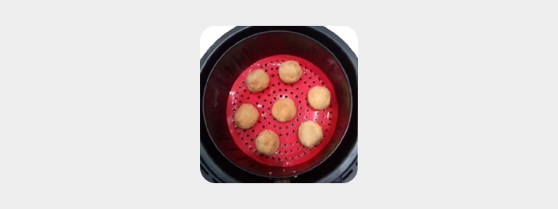 Foto do acessório usado para os alimentos não grudarem no fundo da airfryer
